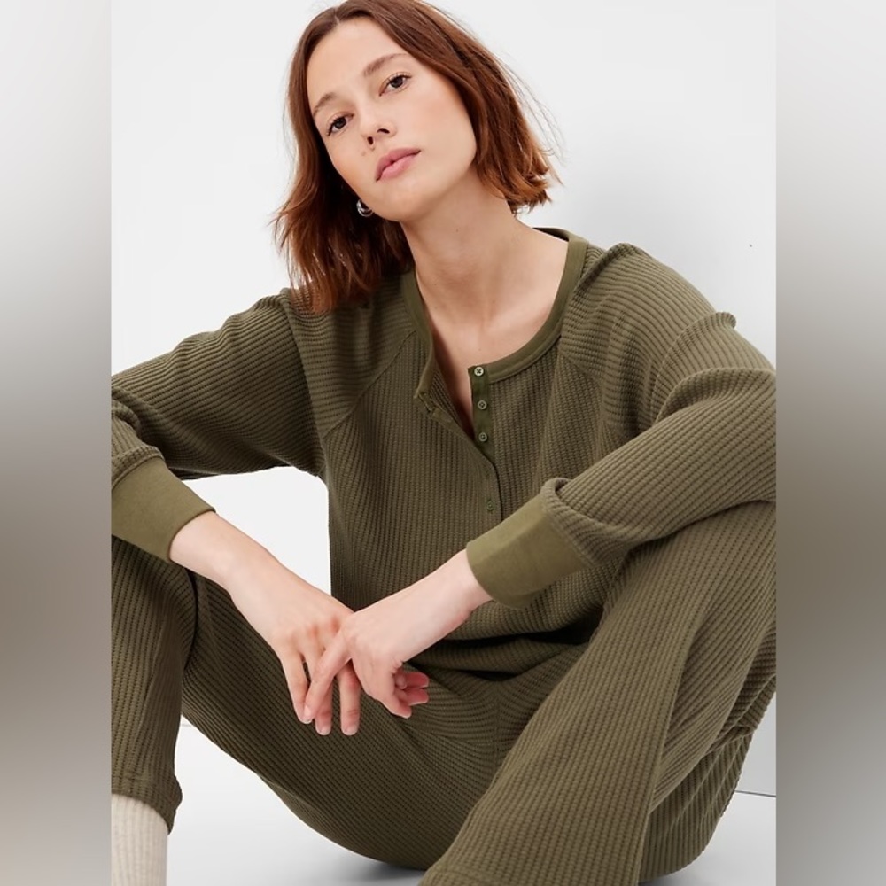 NWT GAP olive long-sleeve waffle raglan thermal MT